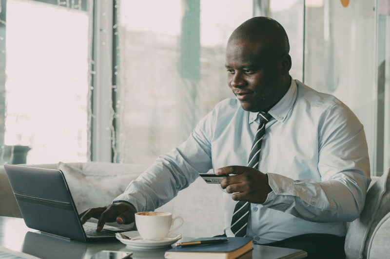 homme résiliant sa carte Fiducial en ligne