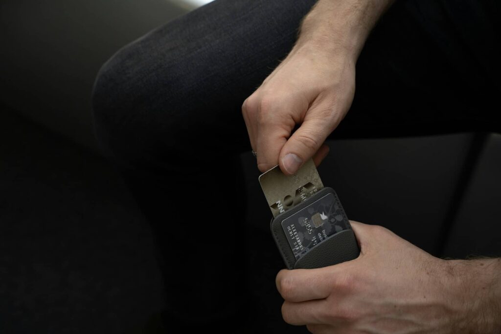 homme sortant sa carte Fortuneo de son porte-feuille