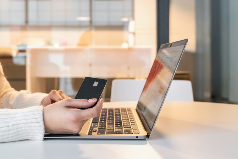 femme résiliant sa carte Hello Bank depuis son pc portable