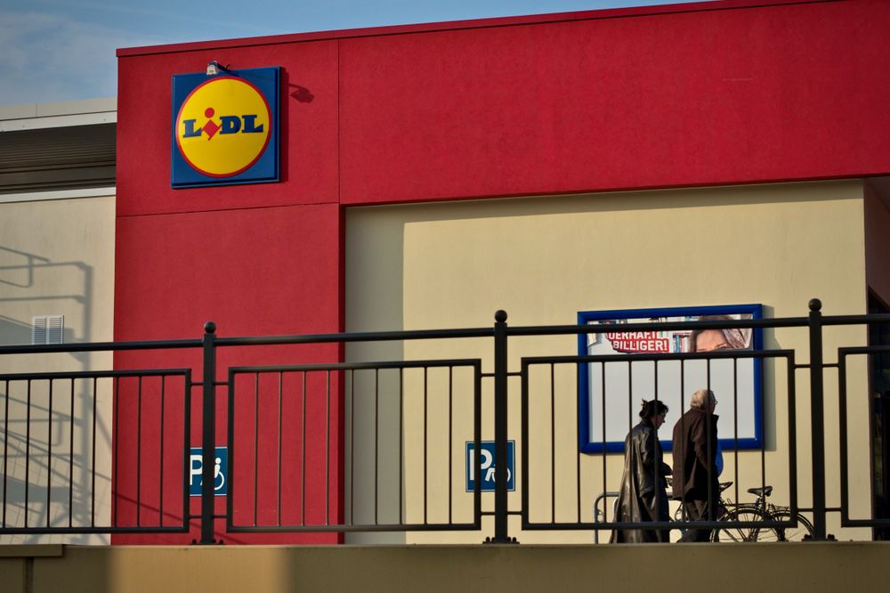deux clients devant un magasin Lidl