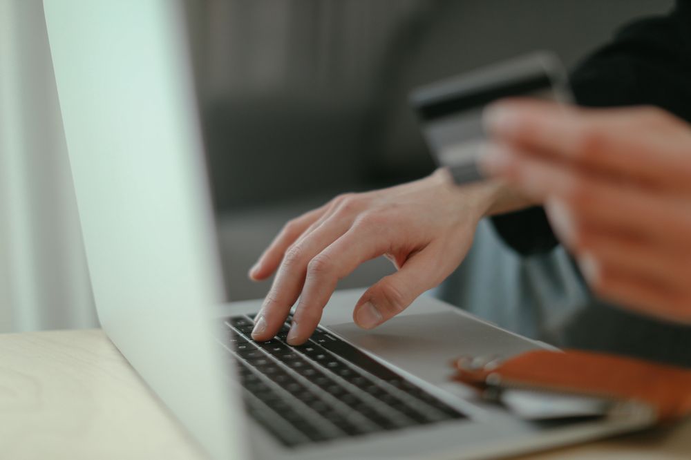 mains d'une personne résiliant sa carte Norauto en ligne