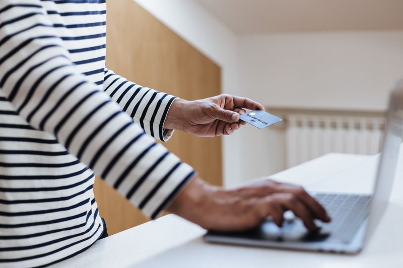 femme résiliant sa carte bancaire Palatine depuis son ordinateur