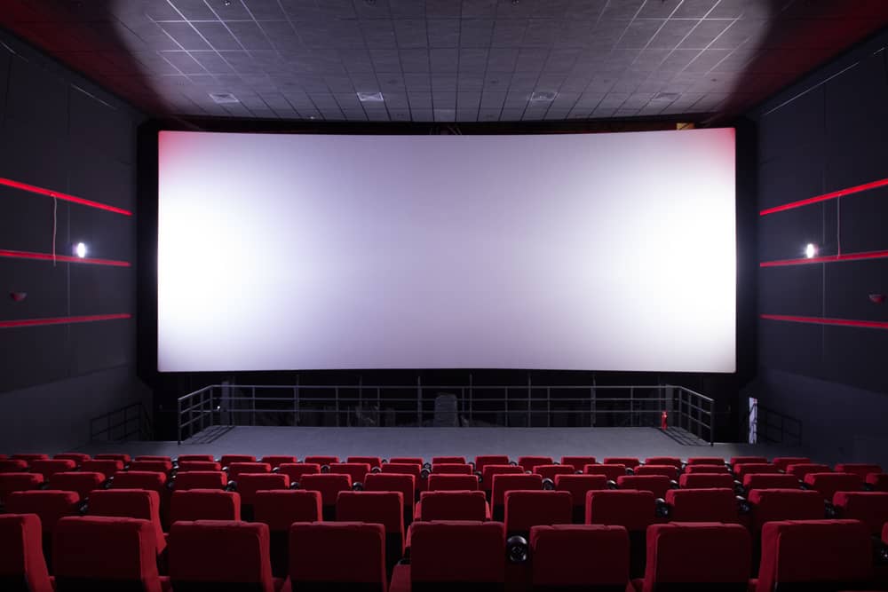 salle et écran d'un cinéma UGC