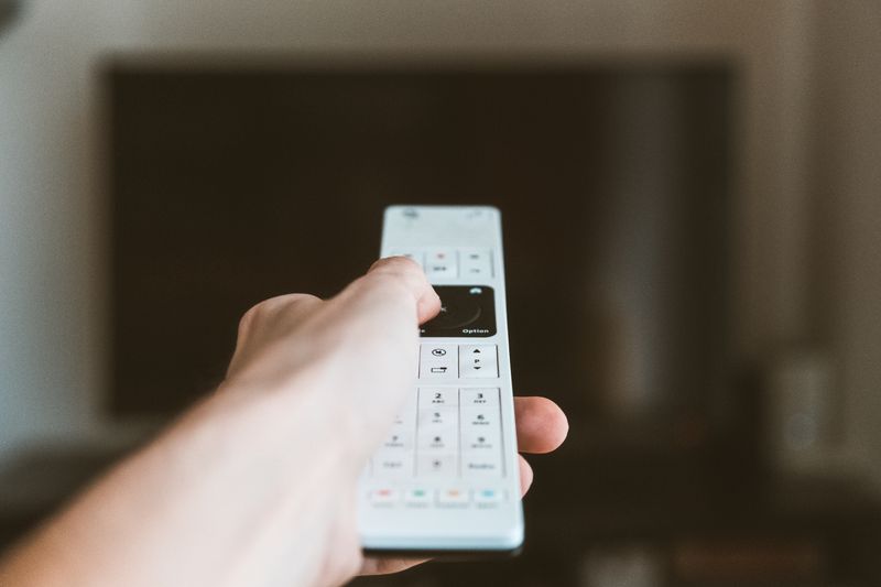personne résiliant une chaîne TV Bbox avec sa télécommande