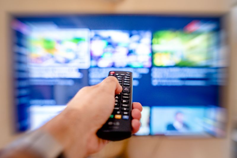 personne résiliant une chaîne Orange ou Sosh avec sa télécommande