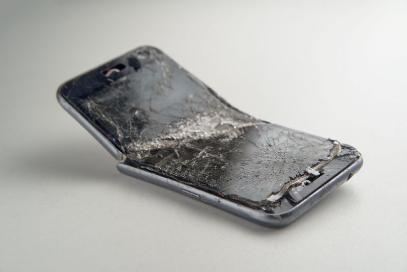 Smartphone cassé dont la réparation est garantie par Chubb Mobile