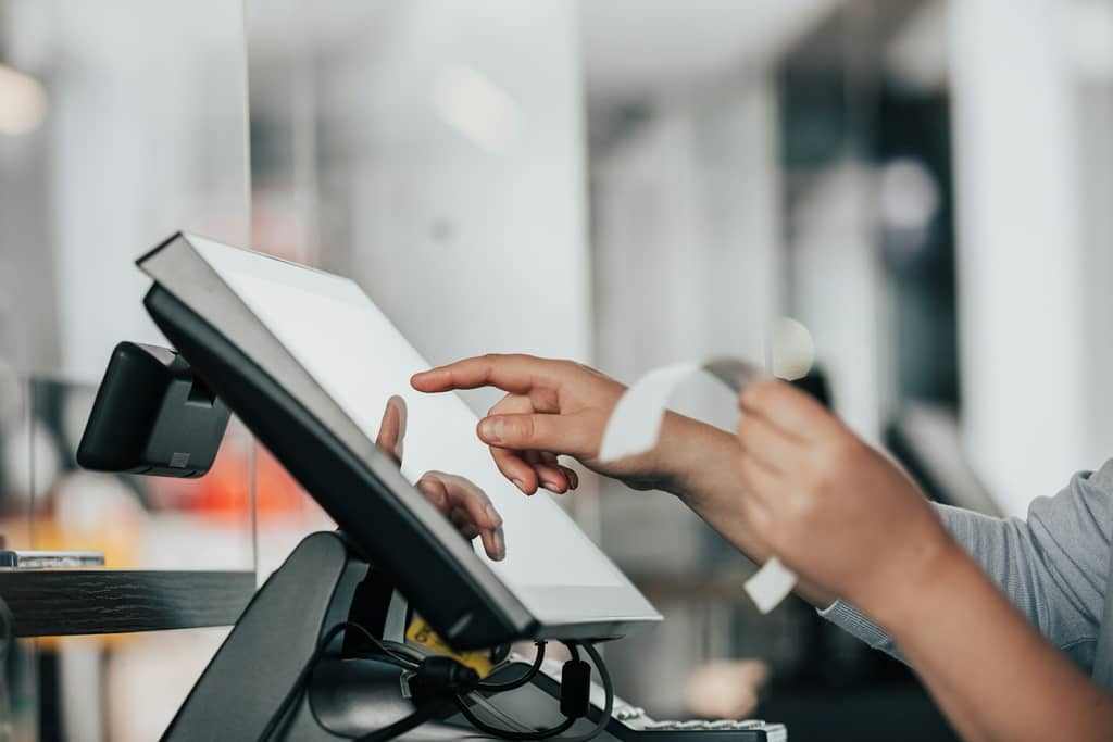 femme payant ses achats avec une carte Casino