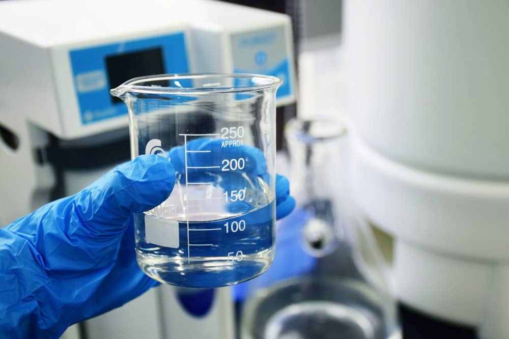mains d'un expert Culligan analysant de l'eau