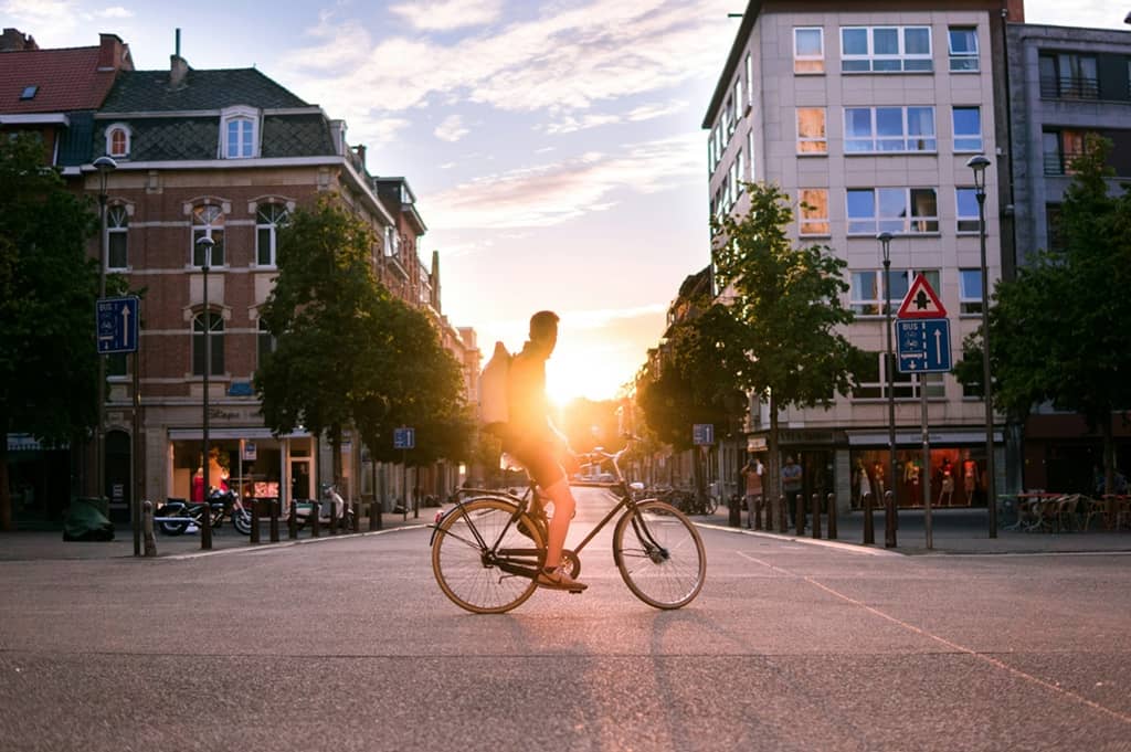 cycliste avec son vélo assuré chez Cyclassur