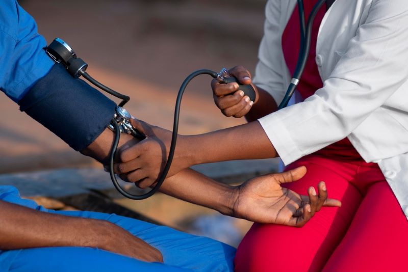 Un médecin prend la tension de son patient africain