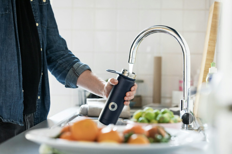homme remplissant une gourde avec de l'eau Provence Alpes Agglomération
