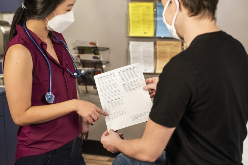 client montrant son contrat de mutuelle à sa docteure