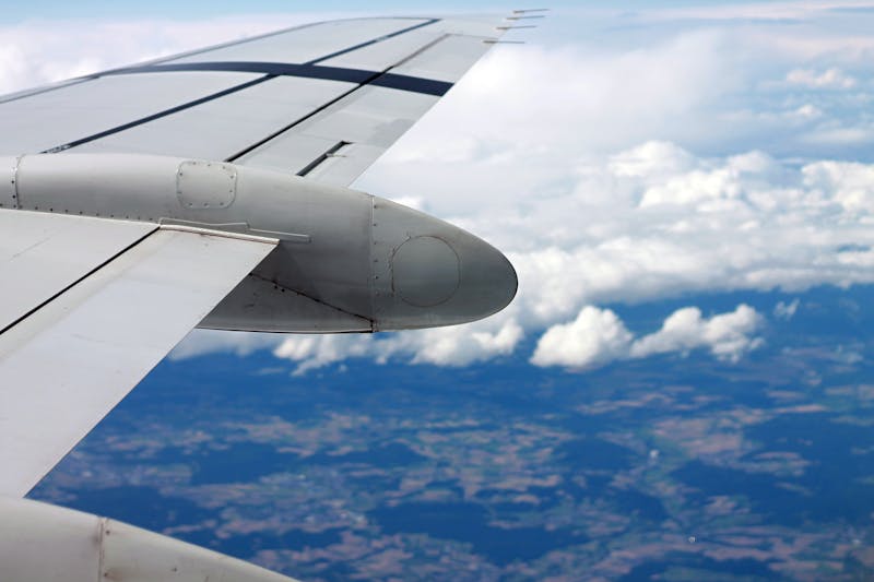 aile d'un avion Etihad Airways vue depuis un hublot