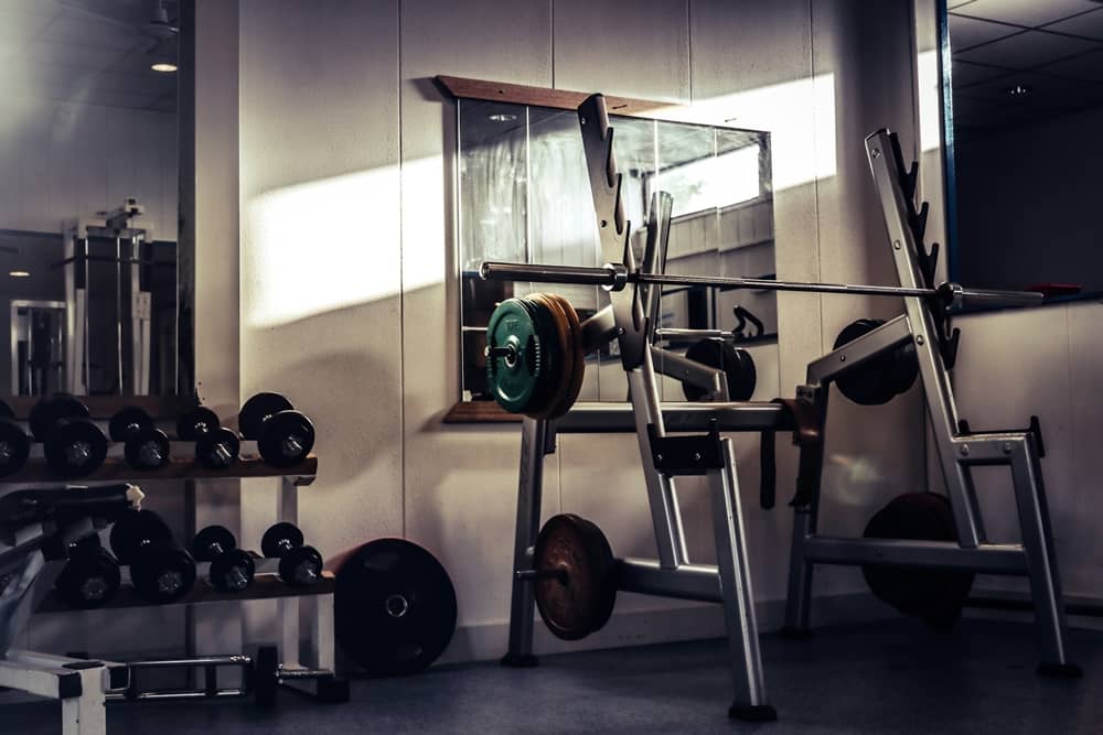 équipement dans une salle de sport Fitness Addict