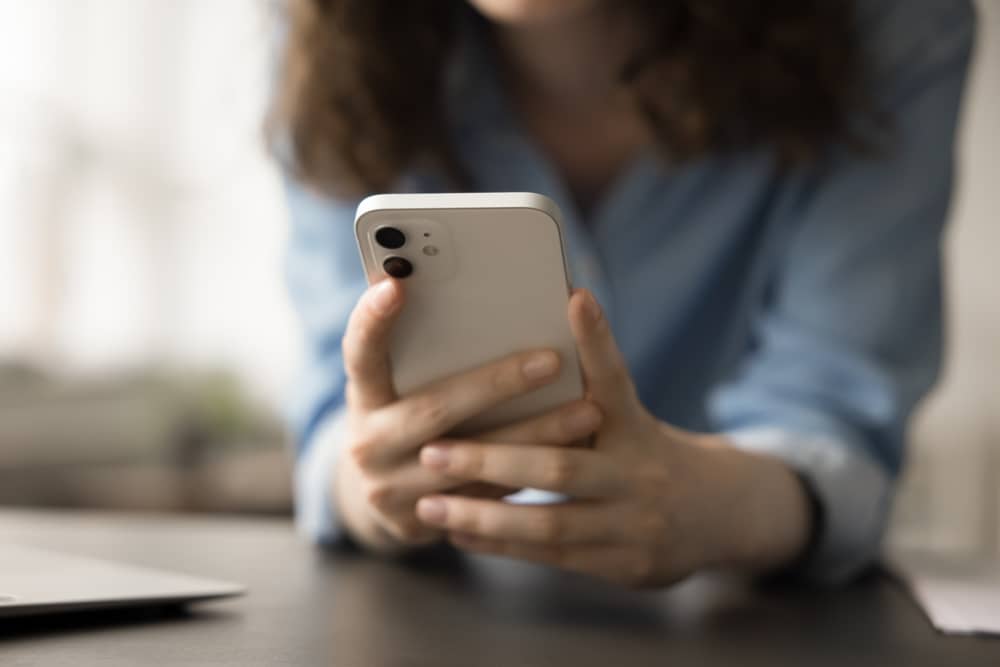 femme résiliant son forfait mobile Bazile Telecom depuis son smartphone