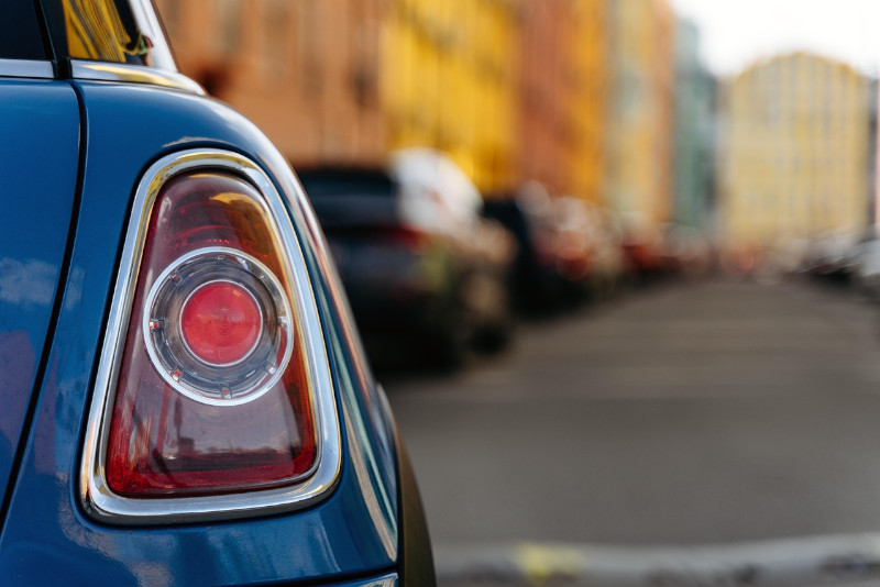 phare arrière d'une voiture louée par Free2move