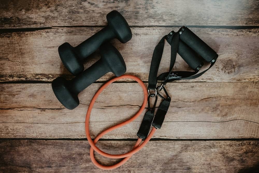 corde à sauter et haltères posées sur le sol d'une salle de sport Freedom Fitness