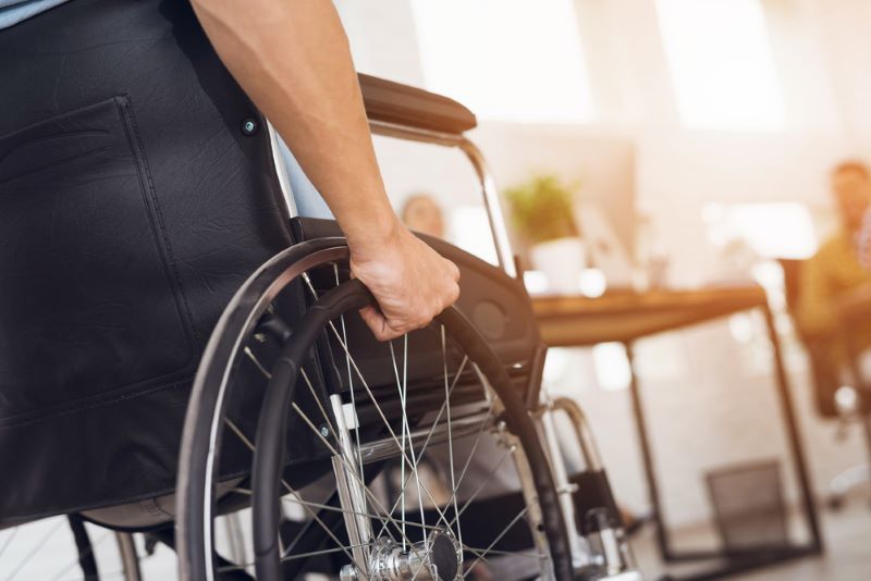 Un homme en fauteuil roulant suite à un accident