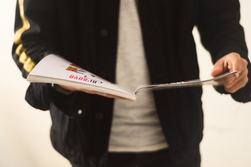 homme feuilletant un magazine GQ