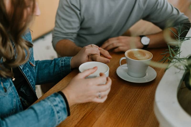 couple qui s'est rencontré  sur Happn prend un café