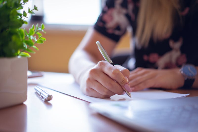 femme rédigeant une lettre de résiliation pour HomeServe