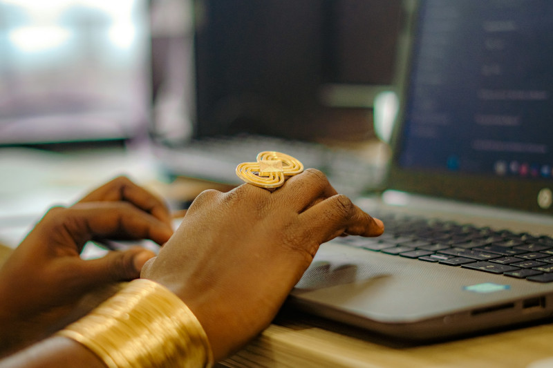 mains d'une femme résiliant son abonnement au Huffington Post sur son ordinateur portable