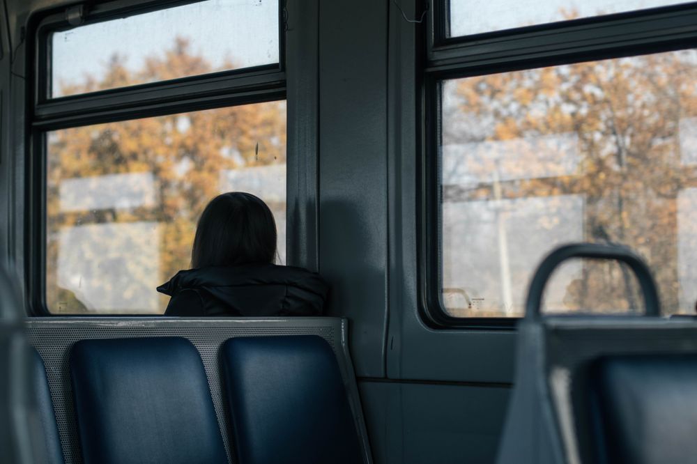 passagère de dos assise dans un bus Irigo