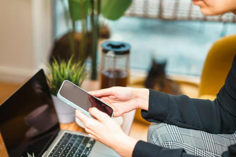 femme résiliant son contrat Keyyo en ligne