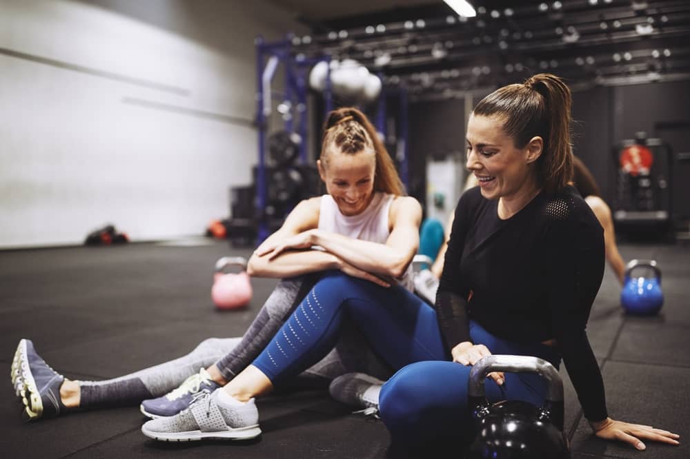 deux femmes discutant dans la salle de sport Lady Fitness