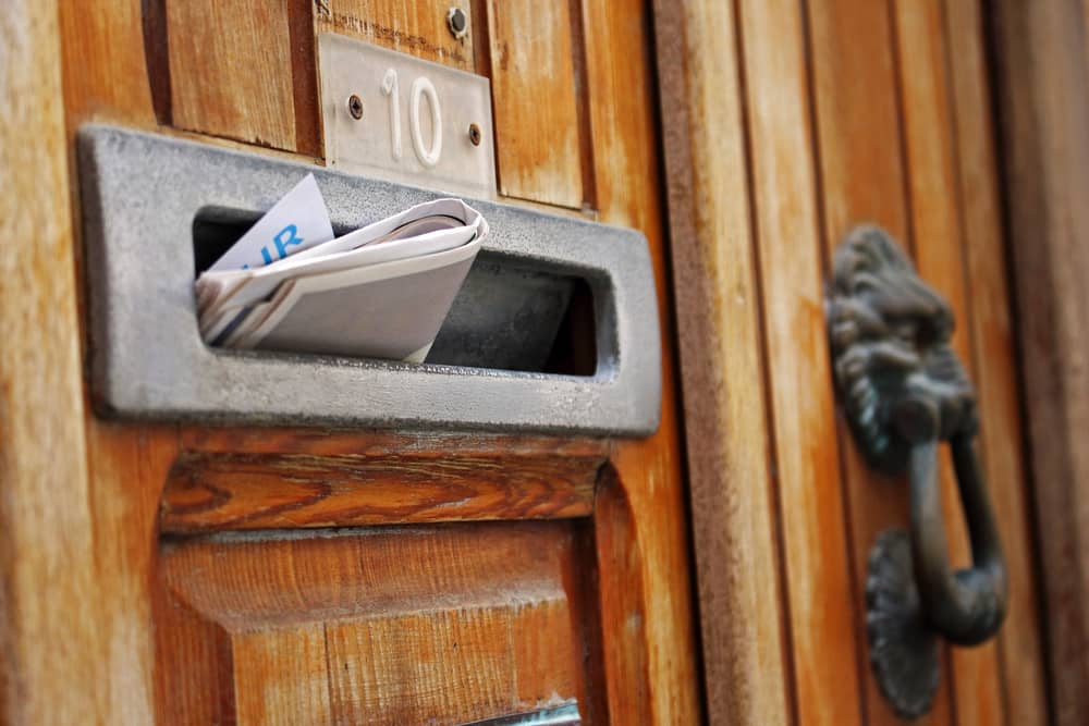 journal Le Point glissé dans une boîte aux lettres