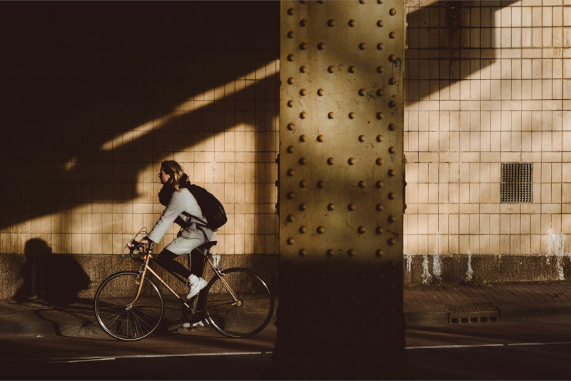femme roulant sur un vélo de Le Vélo à Bordeaux