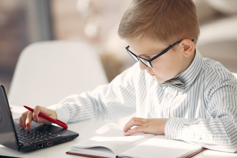 collégien suivant des cours en ligne sur la plateforme Les Bons Profs