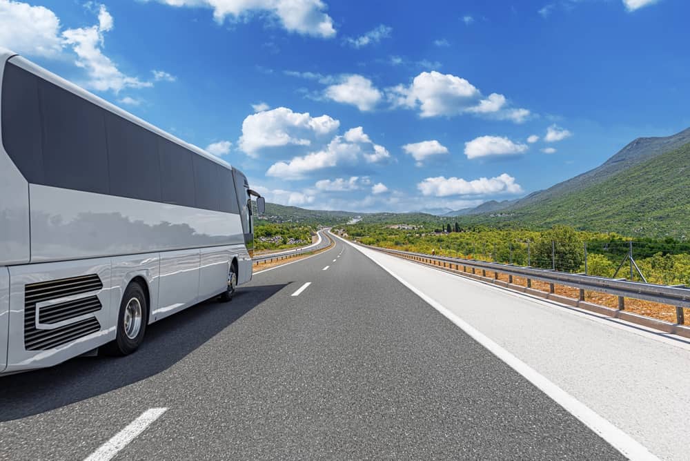 bus L'va Mobilité en train de rouler sur l'autoroute