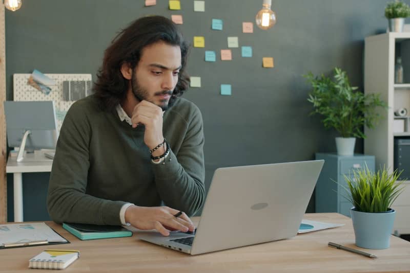 homme résiliant son abonnement Public sur son ordinateur portable