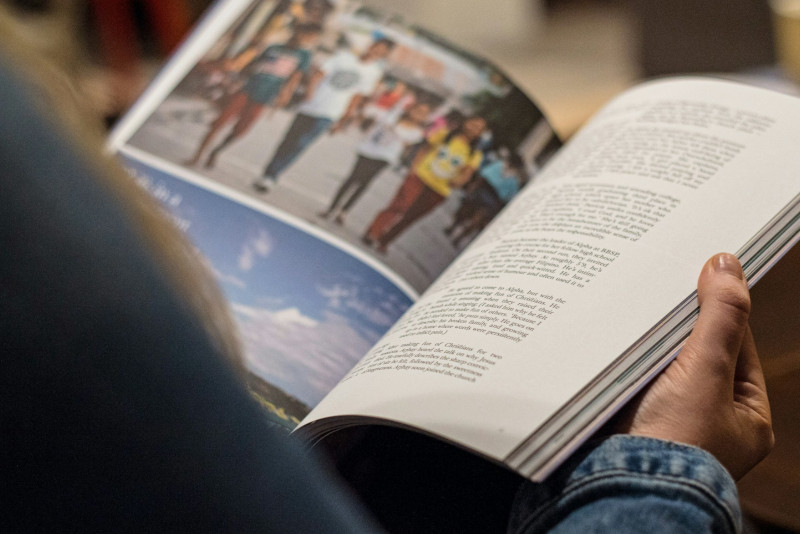 femme lisant un numéro du magazine Vocable en anglais