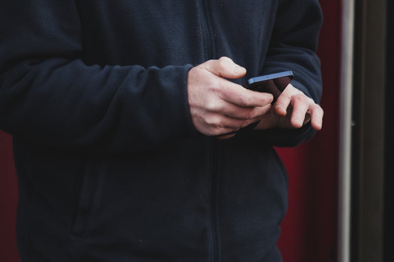 mains d'une personne résiliant Mapstr Plus Famille sur son smartphone
