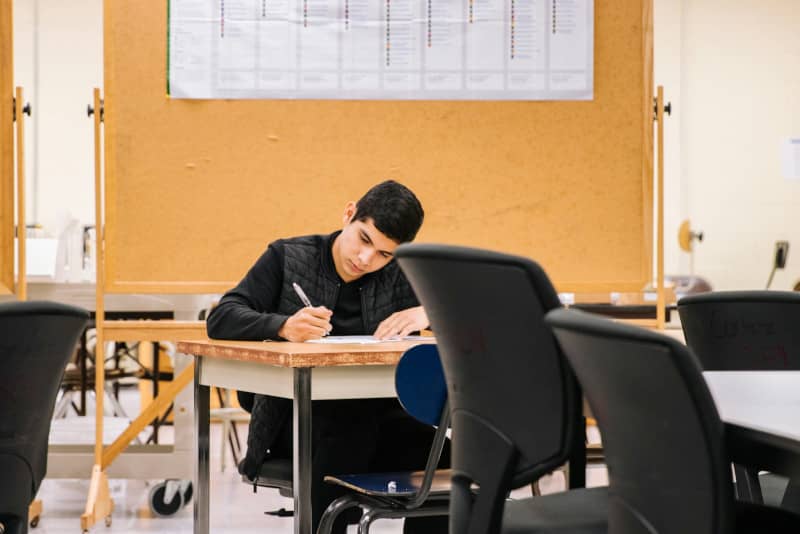 étudiant en train d'écrire une lettre de résiliation pour la MGEL