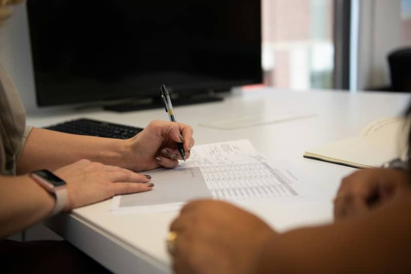 personne signant une lettre de résiliation pour Mila