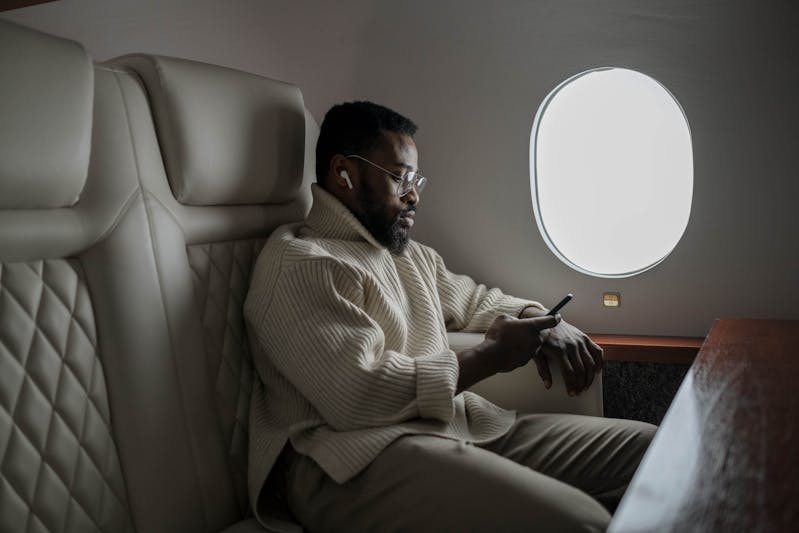homme adhérent au programme Miles & More, assis dans un avion Lufthansa