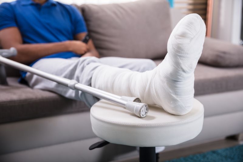 Une jambe cassée qu'il est possible de soigner avec une mutuelle MMG
