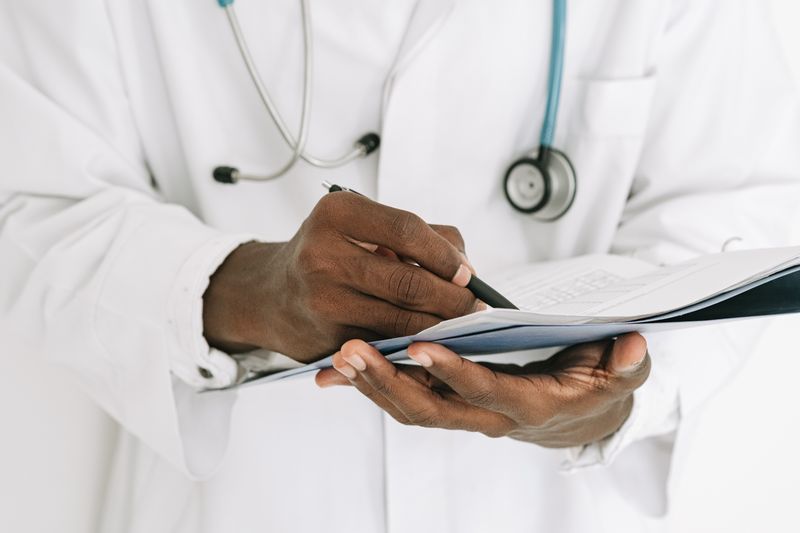 médecin consultant un contrat de mutuelle Assurpeople