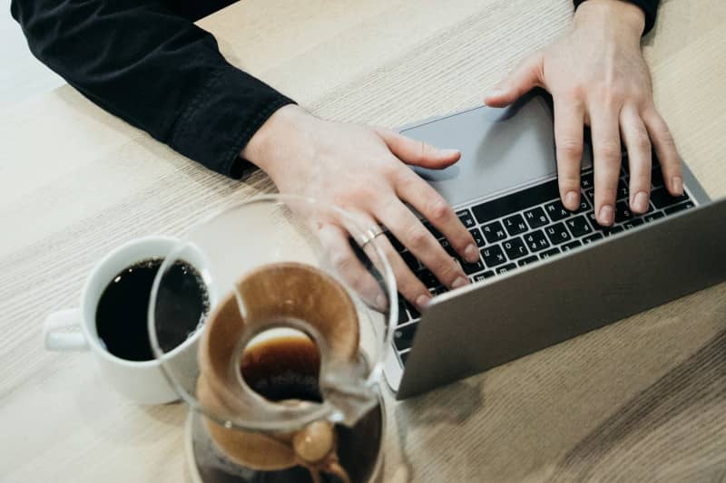 personne résiliant sa mutuelle Entrenous depuis son ordinateur portable