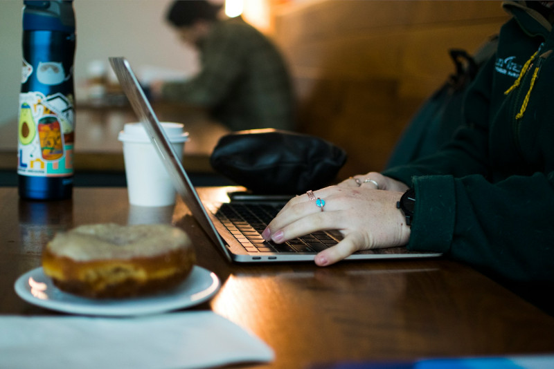 mains d'une personne résiliant son contrat Mutuelle Intégrance depuis un ordinateur portable