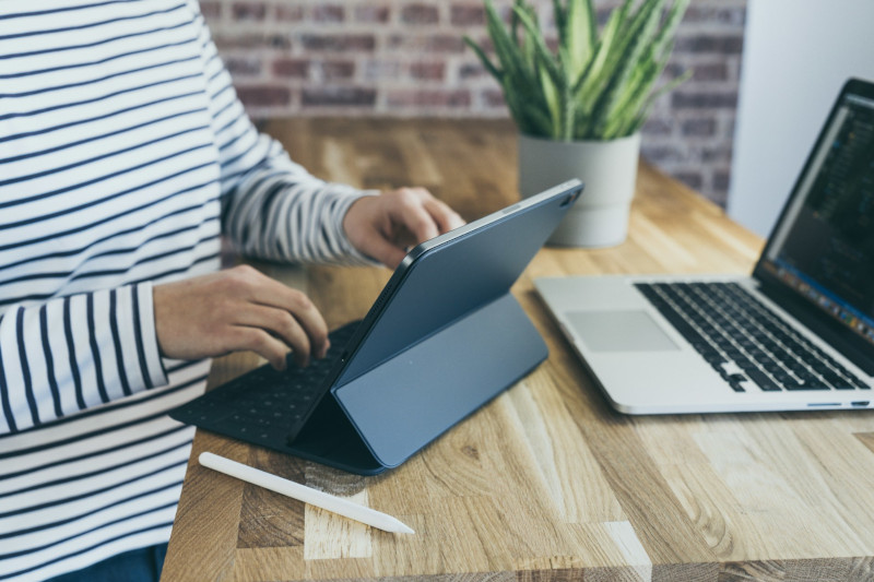 mains d'une personne résiliant sa mutuelle SMH depuis sa tablette tactile