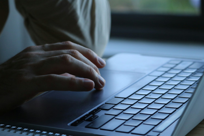 personne résiliant son abonnement Napster depuis son ordinateur portable