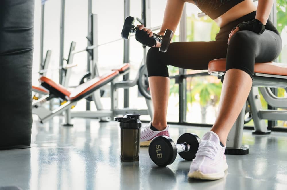 femme soulevant des haltères dans une salle de sport On Air