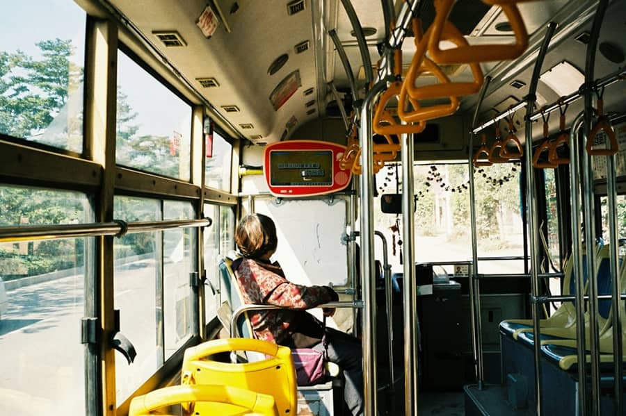 femme dans un bus du réseau Ondéa Grand Lac