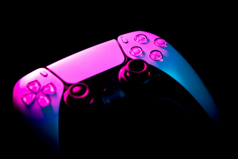 manette de PlayStation 5 sous une lumière rose