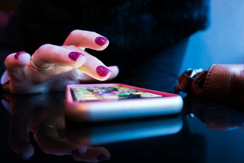 femme résiliant un abonnement mobile Proximus