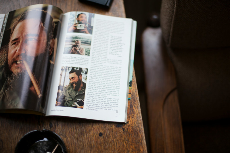 magazine Society ouvert sur une table en bois